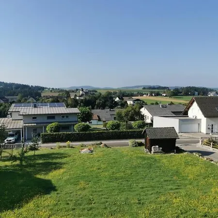 Mit Garten Und Terrasse